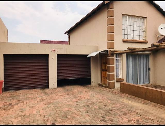 4 BEDROOM TOWNHOUSE FOR SALE IN SONNEVELD